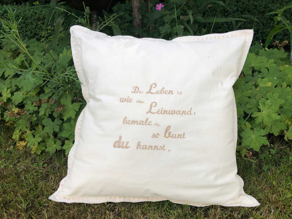 Weisses Kissen mit Spruch Lebensleinwand