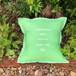 Gruenes Kissen mit lustigem Spruch