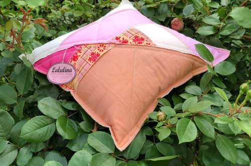 Kissen mit Quiltapplikationen